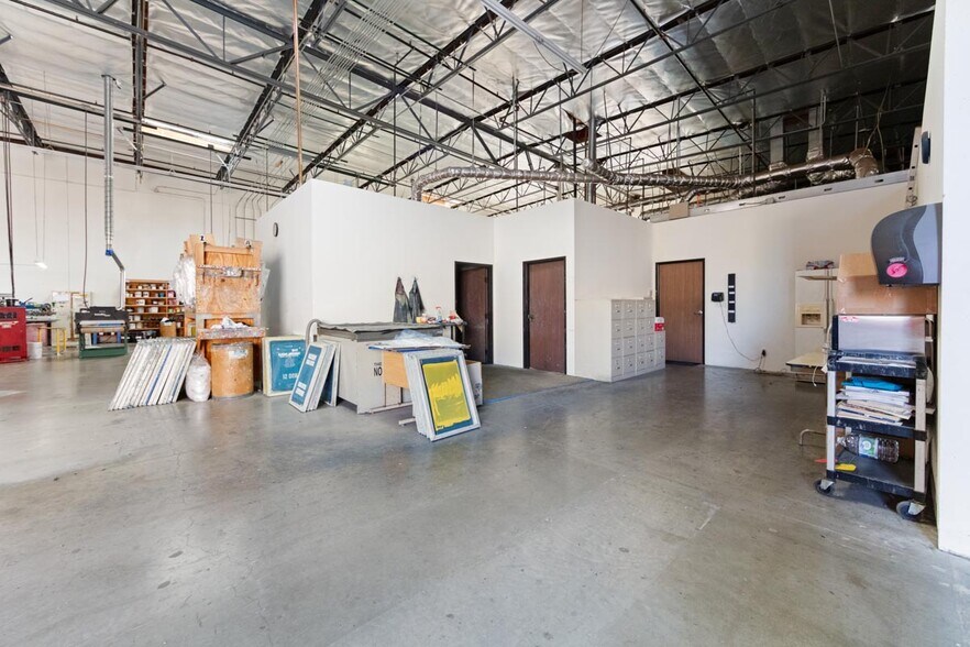 More Photos Of 661 Cochran St, Simi Valley Manufacturing For Sale