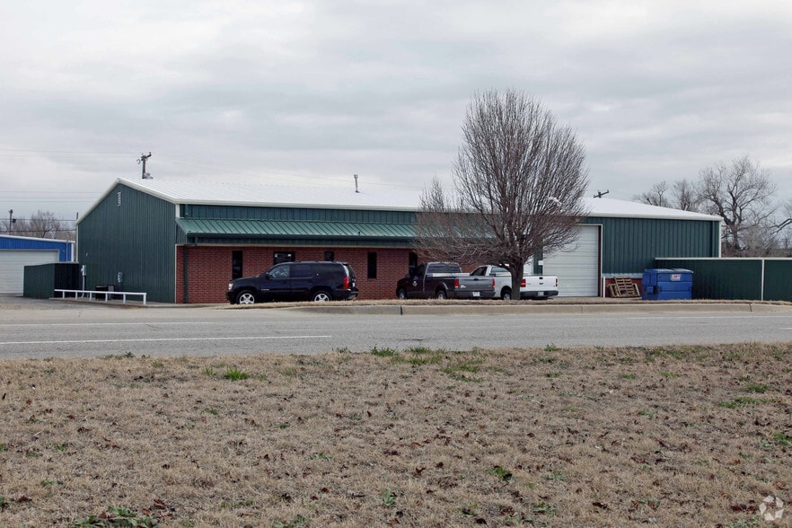 More Photos Of 2912 N Shields Blvd, Moore Manufacturing For Lease