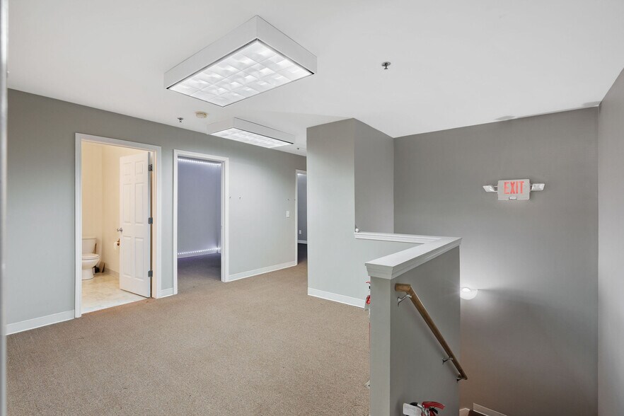 More Photos Of 4922 Port Royal Rd, Spring Hill Showroom For Lease