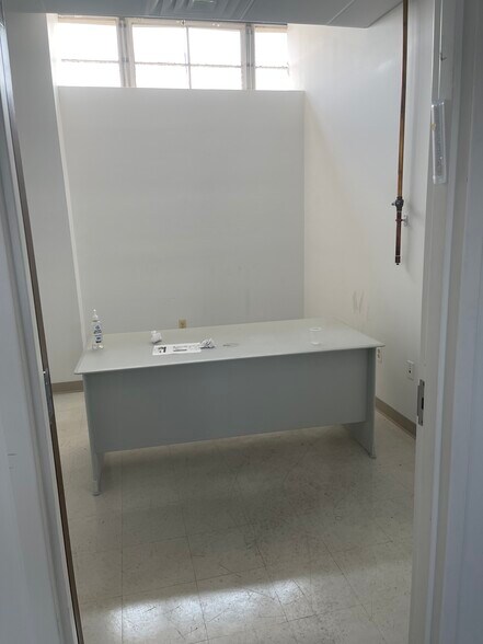 More Photos Of 100 Commerce Dr, Freehold Manufacturing For Lease