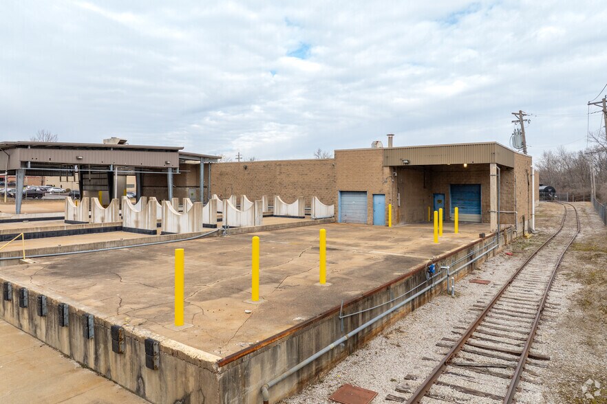 More Photos Of 2646 Metro Blvd, Maryland Heights Distribution For Lease