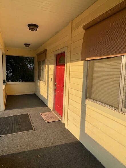 More Photos Of 1608 E St, Bakersfield Flex For Lease