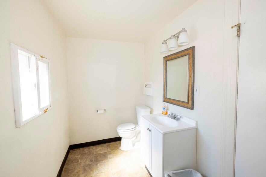 More Photos Of 18026 Jonathan St, Adelanto Medical For Lease