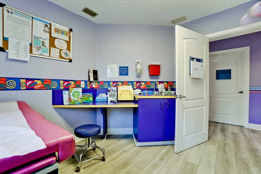 More Photos Of 1666 Mound St, Sarasota Medical For Sale