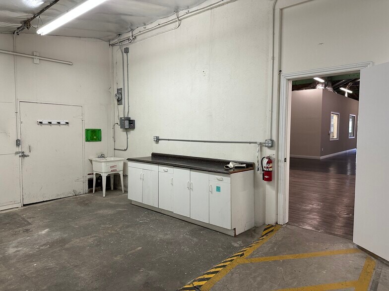 More Photos Of 212 W Magnolia Blvd, Burbank Light Distribution For Lease