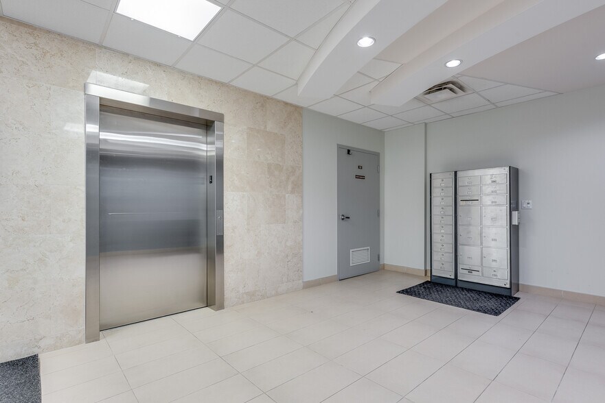 More Photos Of 18 Louisa St, Ottawa Swimming Pool For Lease