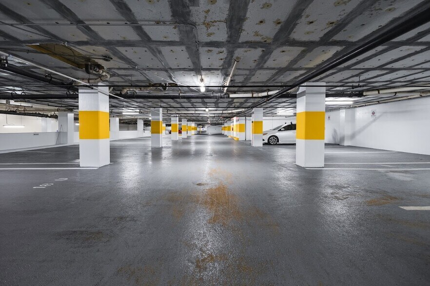 More Photos Of 4400 MacArthur Blvd NW, Washington Office For Sale