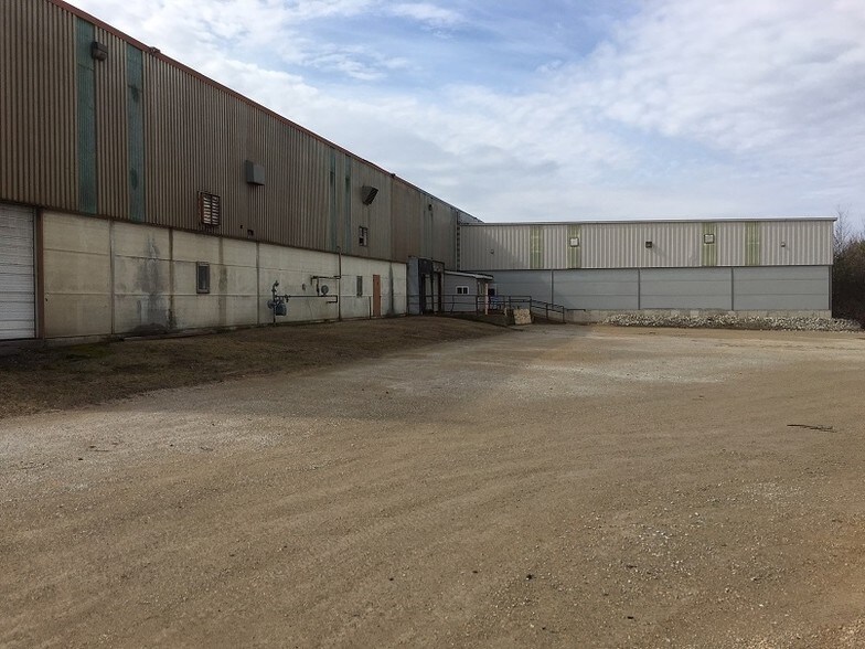 More Photos Of 111 N Douglas St, Hortonville Warehouse For Lease