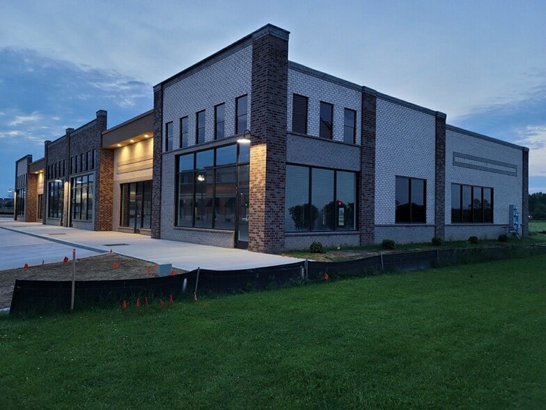 More Photos Of 5660 Pebble Village Ln, Noblesville Storefront For Lease