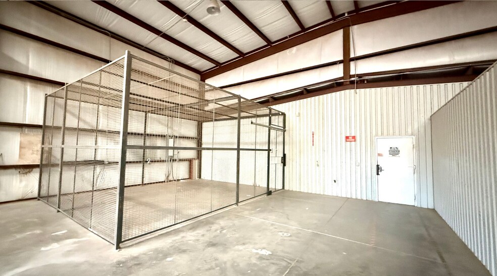 More Photos Of 12920 Tx 191 Frontage Unit 8 rd, Midland Flex For Lease