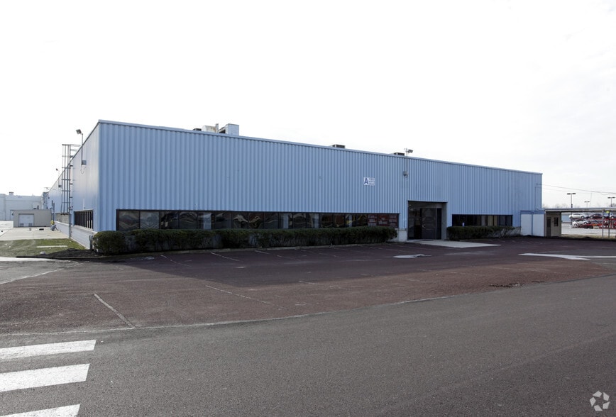 More Photos Of 122 Mill Rd, Oaks Warehouse For Lease