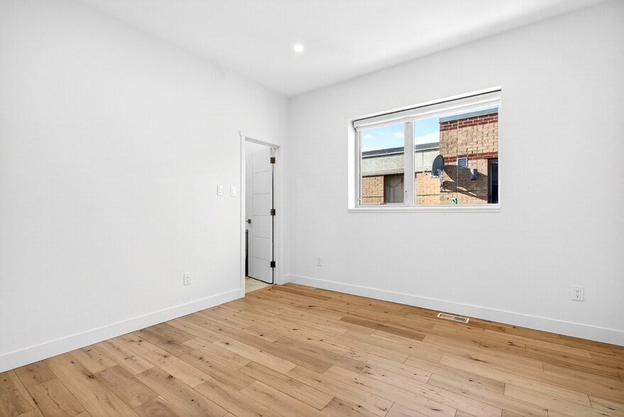More Photos Of 14 Stevens Av, Ottawa Apartments For Sale