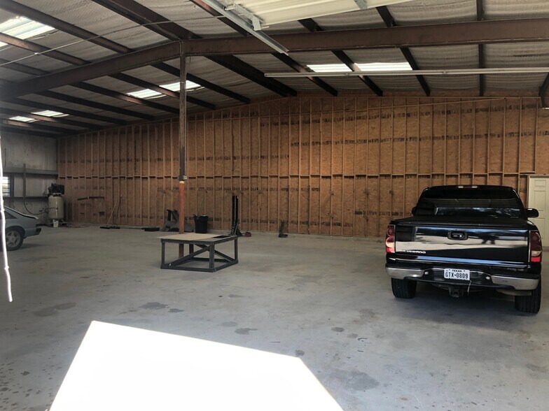 More Photos Of 124 Industrial Dr, Boerne Service For Lease