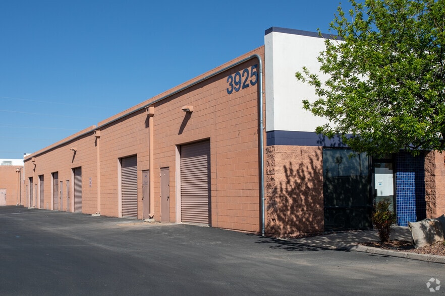 More Photos Of 3925 E 29th St, Tucson Distribution For Lease