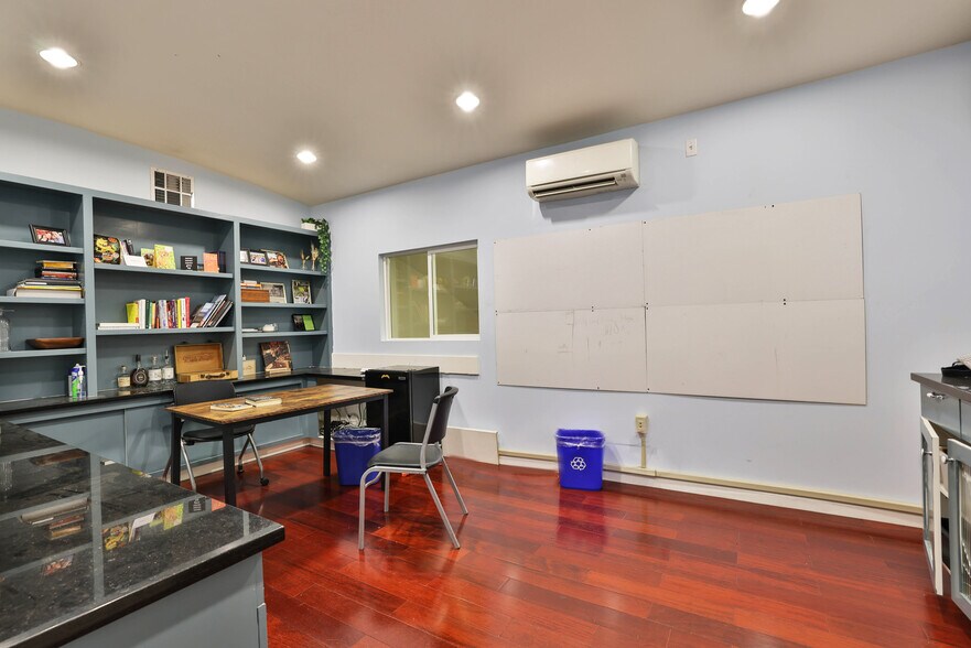 More Photos Of 707 Douglas Ave, Oakland Manufacturing For Lease