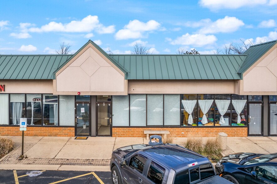 More Photos Of 108 Valley Dr, Elburn Storefront For Lease