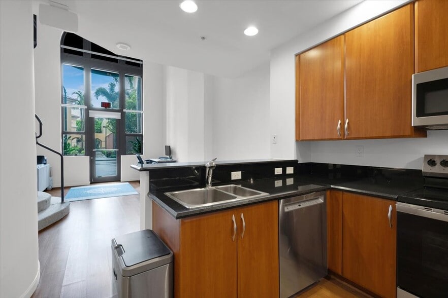 More Photos Of 801 S Olive Ave, West Palm Beach Apartments For Lease