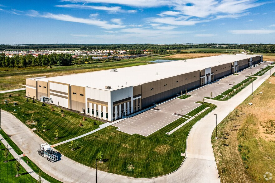 More Photos Of 14301 NE 41st St, Kansas City Warehouse For Lease