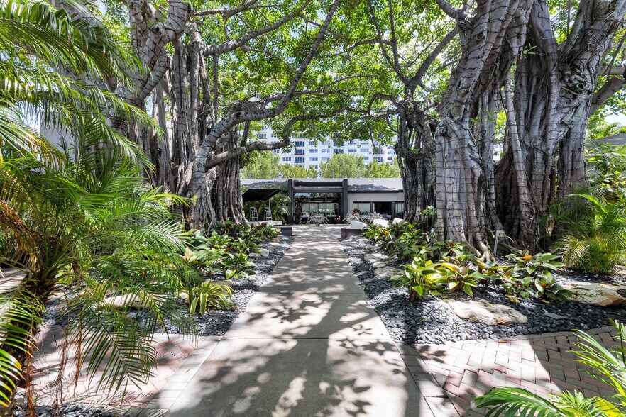 More Photos Of 2400 E Las Olas Blvd, Fort Lauderdale Storefront For Sale