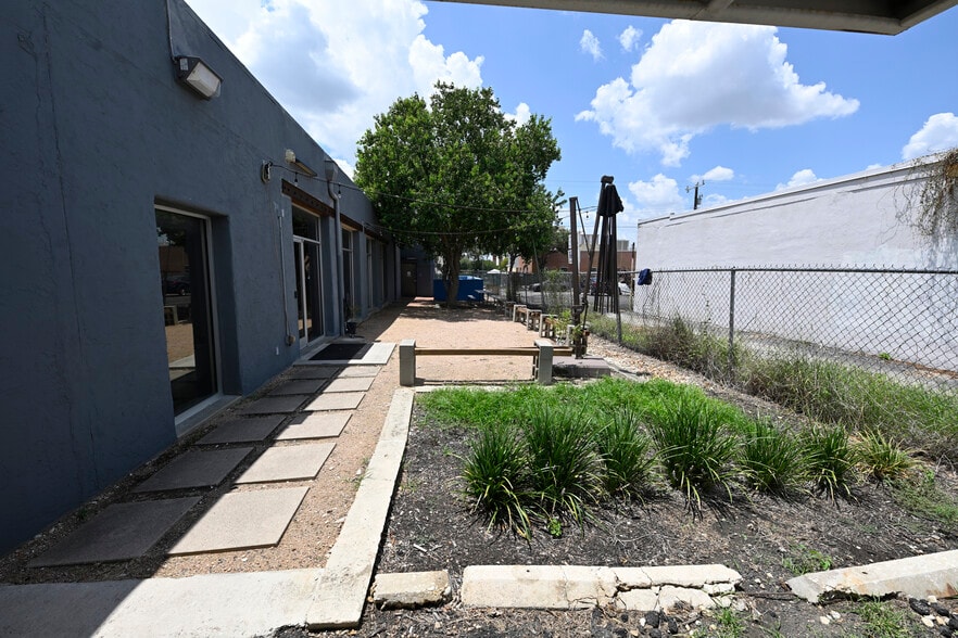 Primary Photo Of 1700-1710 N Main Ave, San Antonio Storefront Retail Office For Lease