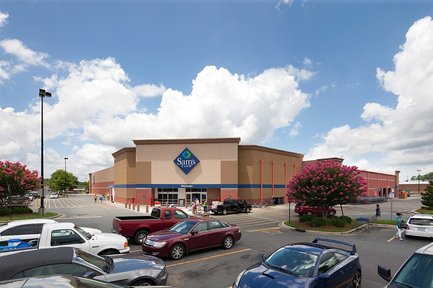 More Photos Of 9905-10101 E Independence Blvd, Matthews Unknown For Lease