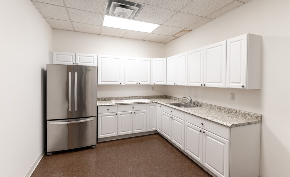 More Photos Of 30 Ramland Rd, Orangeburg Showroom For Lease