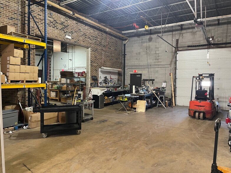 More Photos Of 620 Enterprise Dr, Oak Brook Light Distribution For Lease