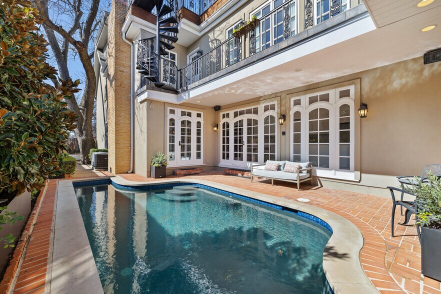 More Photos Of 1810 W 35th St, Austin Specialty For Sale