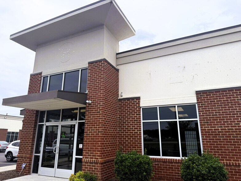 More Photos Of 4720 Puddledock Rd, Prince George Office For Sale