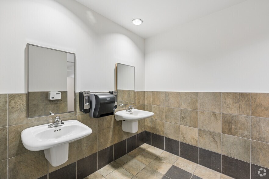 More Photos Of 120 5th Ave W, Cochrane Unknown For Lease