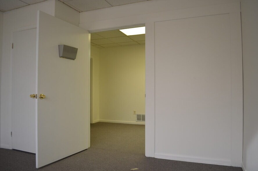 More Photos Of 141 Columbus Rd, Athens Office For Lease