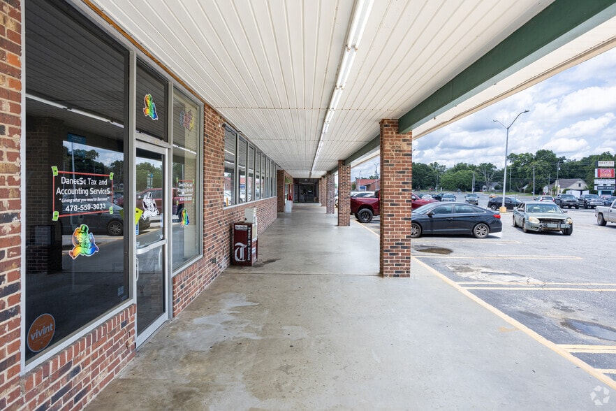 More Photos Of 832-856 College St, Eastman General Retail For Sale