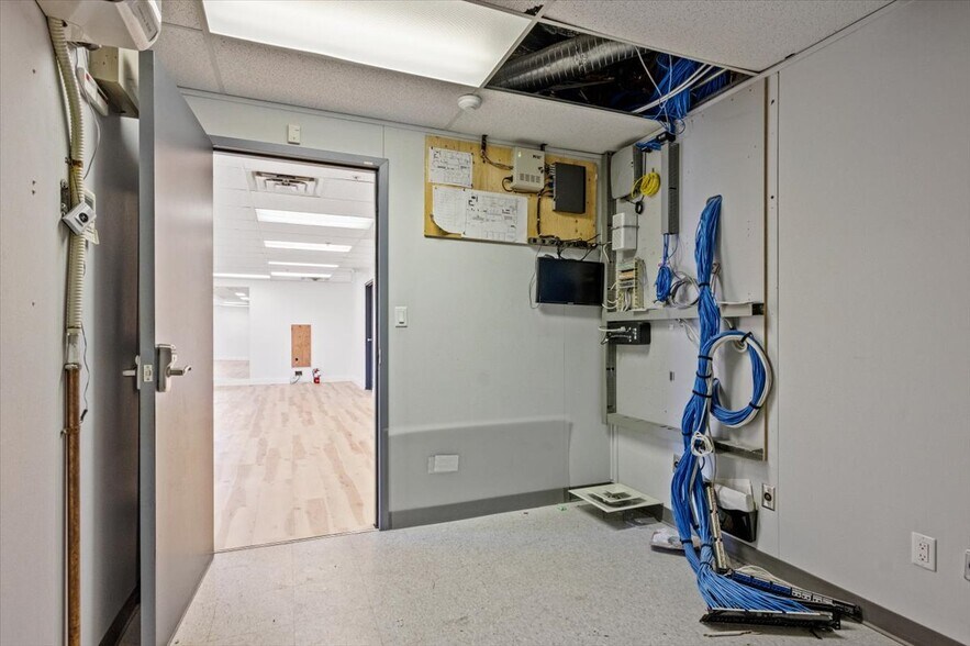 More Photos Of 2 Brock St W, Uxbridge Storefront Retail Office For Lease
