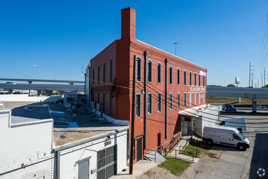 108 South Fwy, Fort Worth, TX 76104 Lofts/Showrooms For Lease