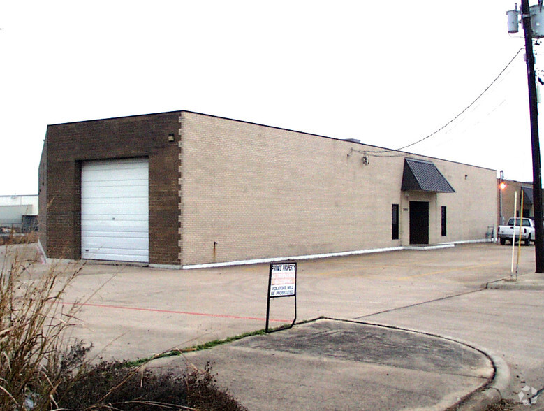 Primary Photo Of 8464 Endicott Ln, Dallas Warehouse For Lease