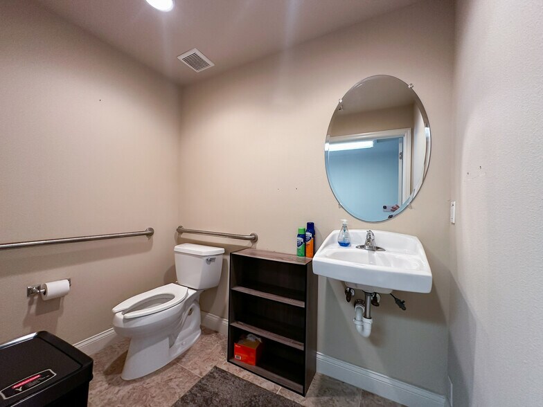 More Photos Of 170 Fitzgerald Rd, Lakeland Office For Lease
