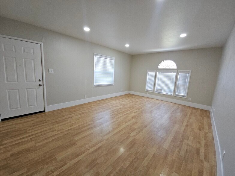 More Photos Of 2017 30th St, Sacramento Apartments For Sale