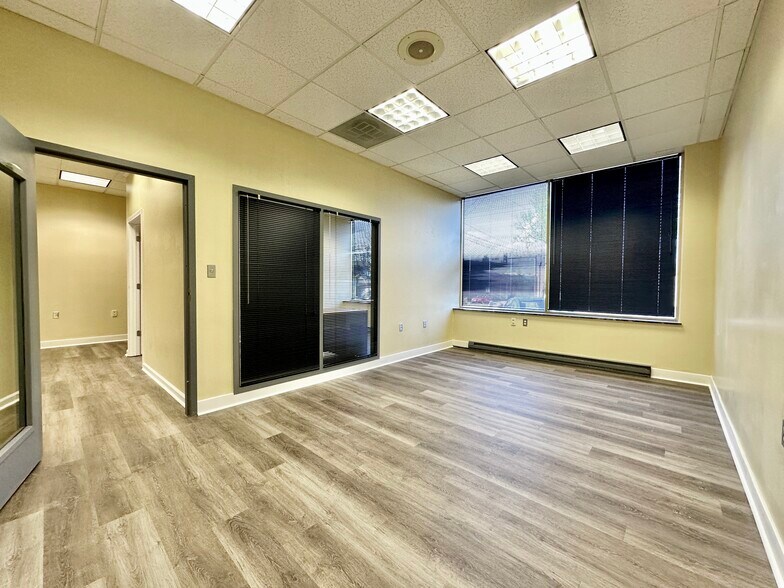 More Photos Of 8 Lester St, Martinsville General Retail For Sale