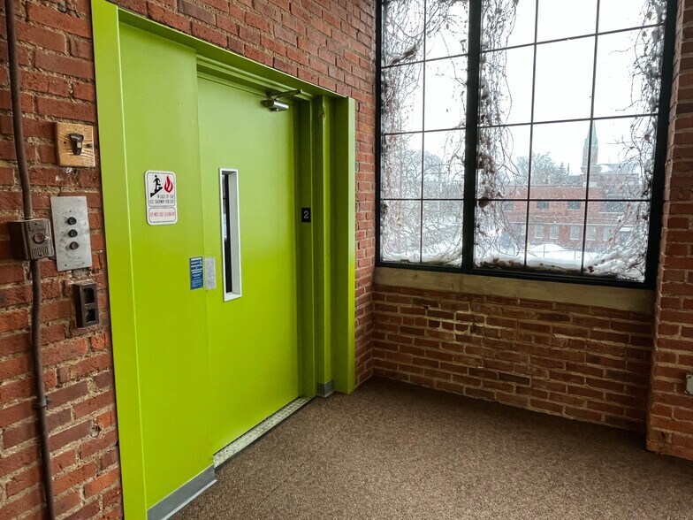 More Photos Of 1457 E 40th St, Cleveland Showroom For Lease