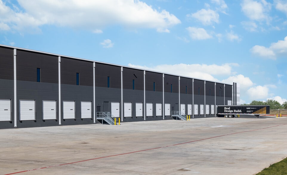 More Photos Of 4601 Dr. MLK Jr. Dr, Arlington Distribution For Lease