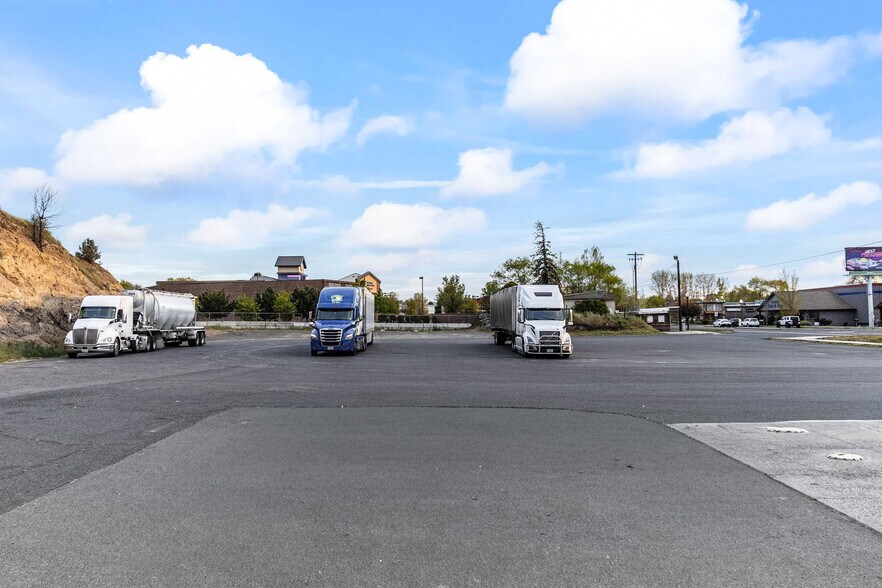 More Photos Of 992 SW Highway 97, Madras Service Station For Sale