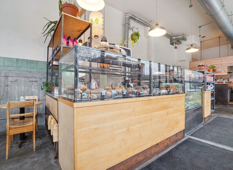 More Photos Of 751 Rue Jarry E, Montréal Fast Food For Sale