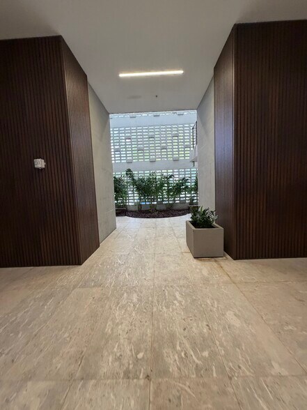 More Photos Of 218 NW 24th St, Miami Office Residential For Lease