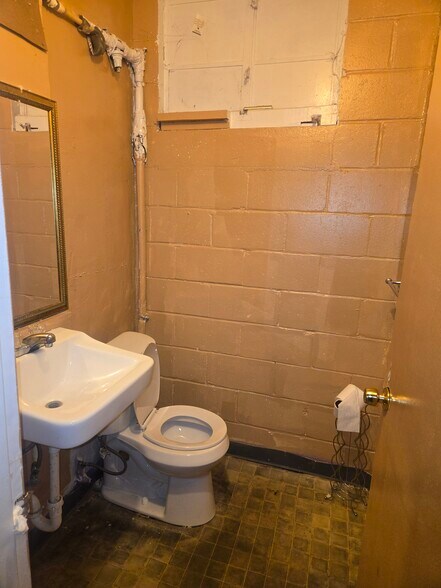 More Photos Of 1999 Pryor Rd, Atlanta Warehouse For Sale