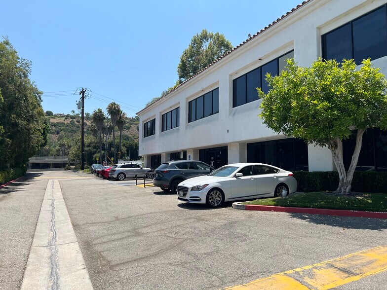 More Photos Of 24011 Ventura Blvd, Calabasas Medical For Lease