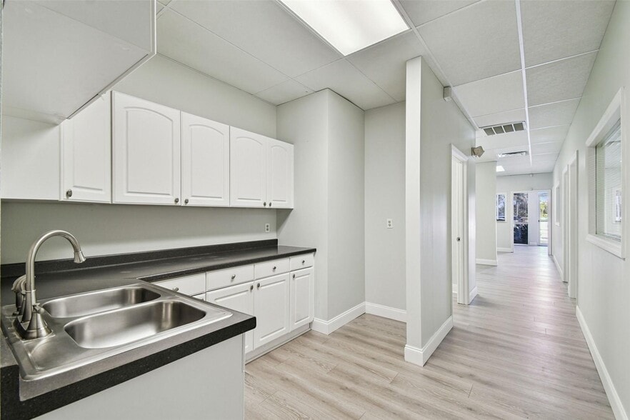 More Photos Of 5404 Hoover Blvd, Tampa Medical For Sale