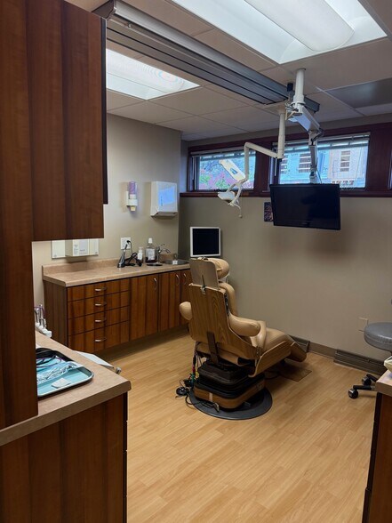 More Photos Of 4414 Regent St, Madison Office For Sale