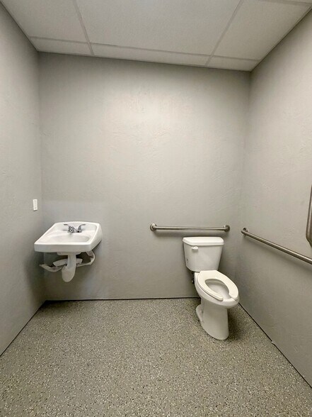 More Photos Of 1035 NW 112th St, Oklahoma City Unknown For Lease