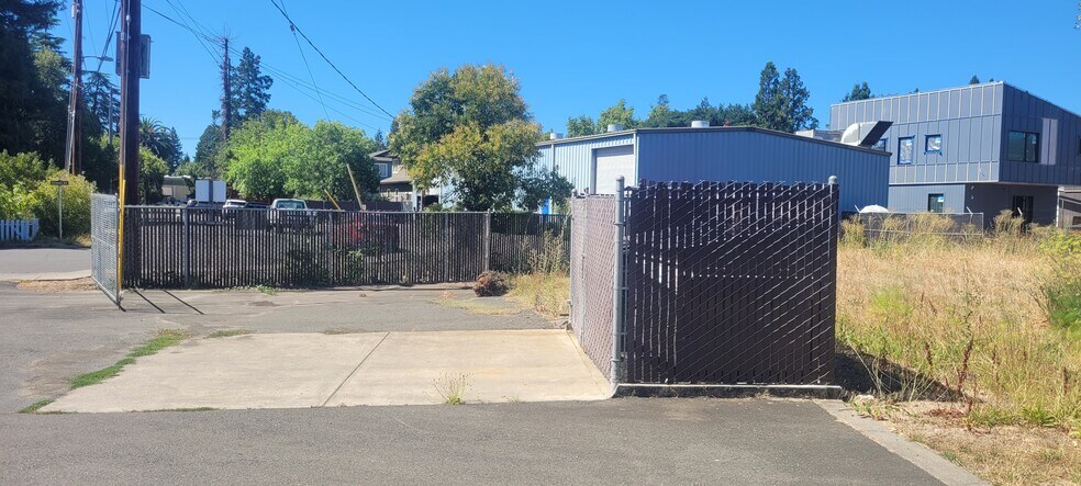 More Photos Of 33 S University St, Healdsburg Warehouse For Sale