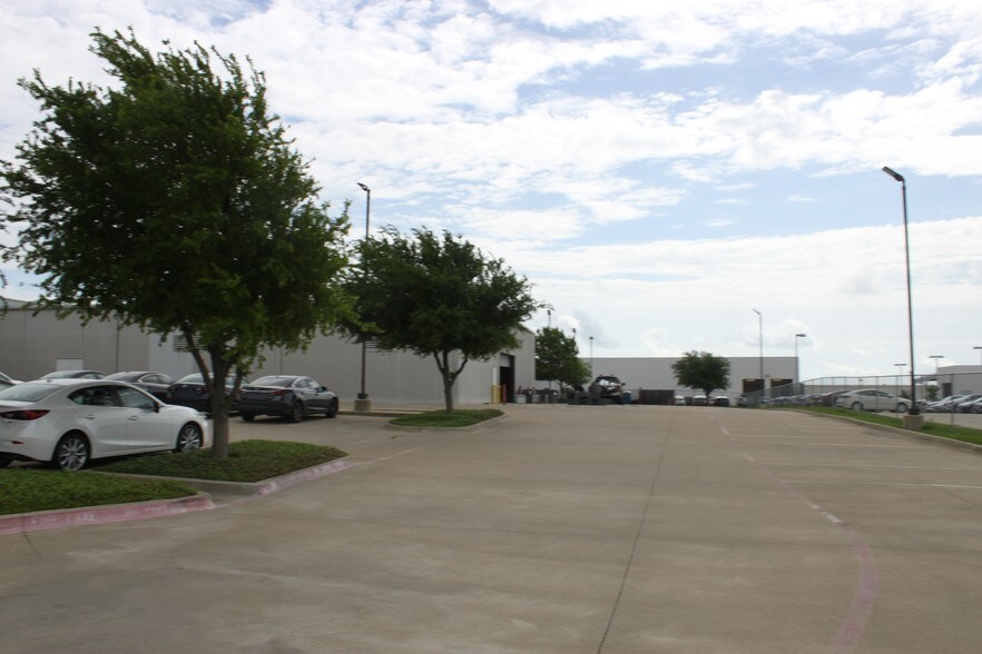 More Photos Of 39490 Lyndon B Johnson Fwy, Dallas Auto Dealership For Lease